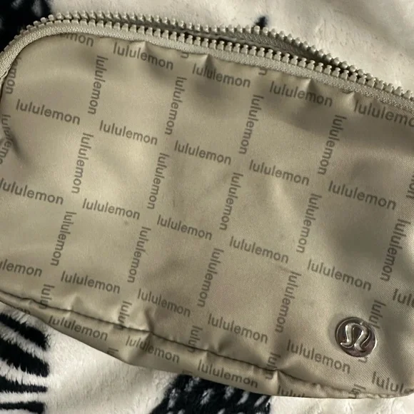 Lululemon belt bag - Picture 2 of 3